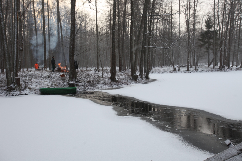 Vakar Labiekārtošanas iestādes vīri ar laivu devās uz salu Emzes parkā, lai tur izcirstu krūmus.
Autors: Gatis Bogdanovs