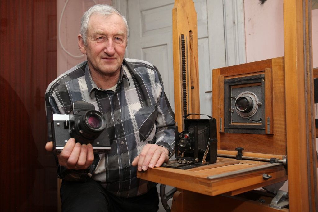 Kā agrāko laiku relikviju fotogrāfs Visvaldis Bačinskis glabā seno fotografēšanas tehniku. Ar tās palīdzību tapušas desmitiem skaistu fotogrāfiju ne tikai dabā, bet arī fotodarbnīcā Gulbenē.        
Autors: Gatis Bogdanovs