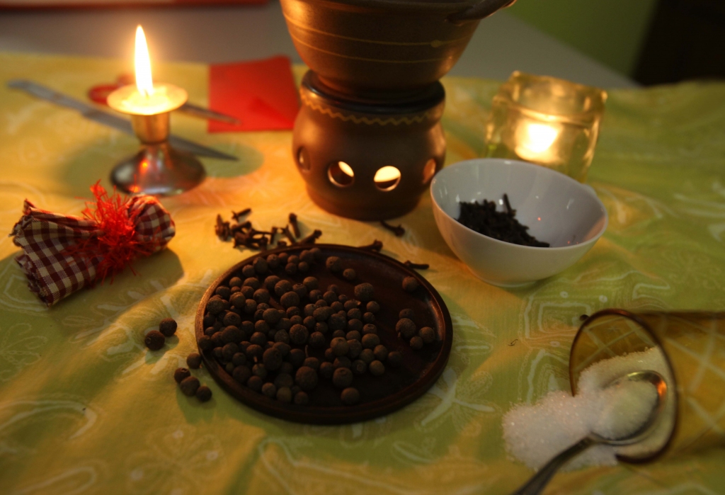 Krustnagliņu šķipsnu ievīsta auduma gabaliņā un ar divpadsmit mezgliem aizsien to ar sarkanu diegu. Šāda amuleta darbības laiks ir apmēram astoņdesmit dienas. Amuletu nēsā līdzi vai pakarina kaut kur, lai novērstu vai tieši otrādi – lai veicinātu notikumu norisi sev vēlamajā virzienā. 
Autors: Gatis Bogdanovs