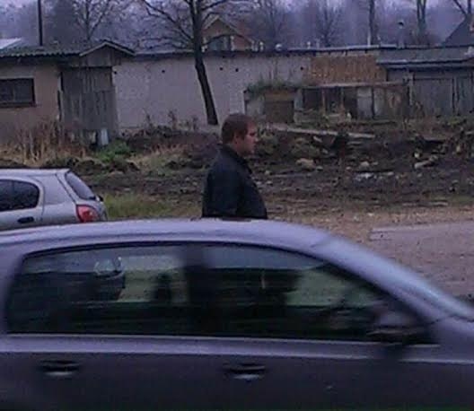 Valsts policijas Vidzemes reģiona pārvaldes Valmieras iecirkņa Kriminālpolicijas nodaļas darbinieki noskaidro attēlā redzamā vīrieša personību. 
Autors: no policijas arhīva