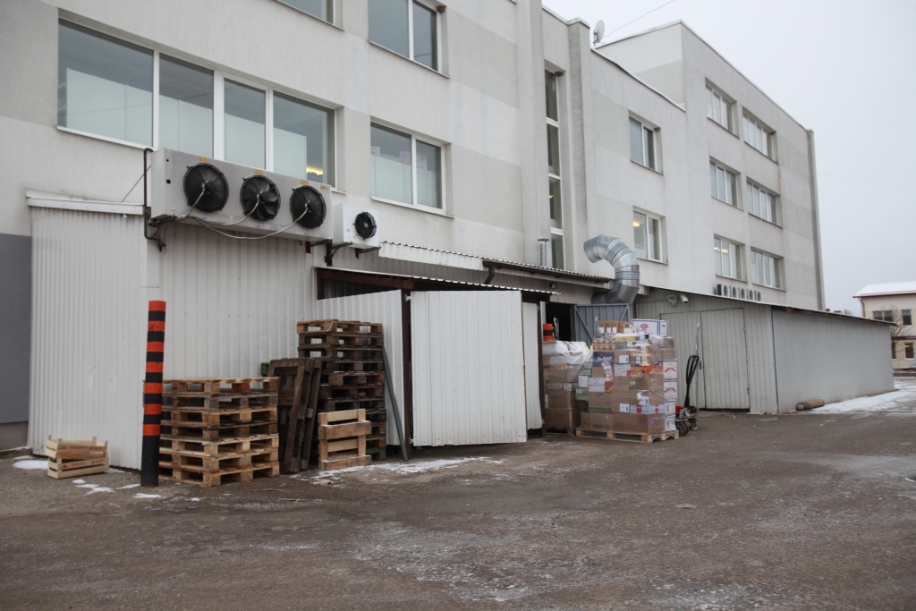 Nesaskaņota un neestētiska piebūve, tāpēc - jānojauc. Tāds liktenis gaida veikala “Maxima X” patvaļīgo konstrukciju iekšpagalmā Gulbenē, Rīgas ielā 41. 
Autors: Gatis Bogdanovs