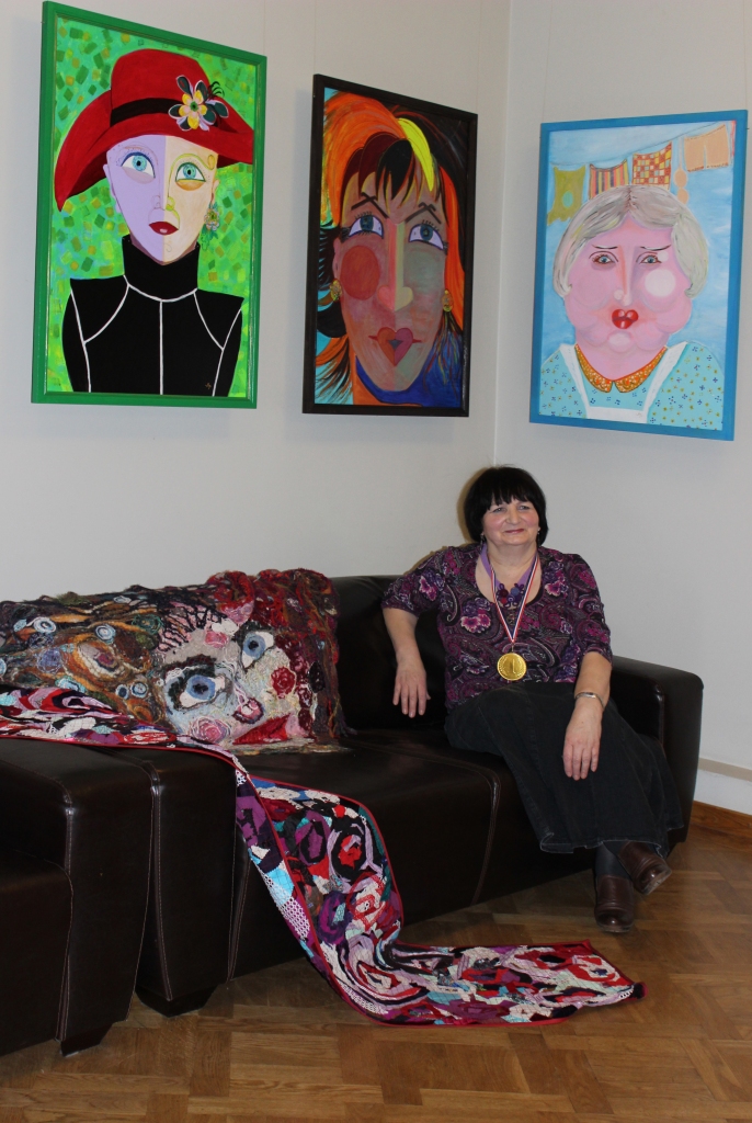 Dzīvei otro elpu gūst radošā pašizpausmē. Bijusī gulbeniete Laima Lupiķe tagad dzīvo Madonā, nododas mākslai un nupat sarīkojusi savu darbu izstādi. 	
Autors: no personiskā arhīva