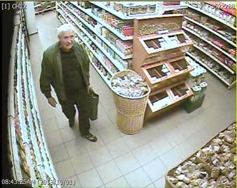 Vīrietis tiek pārbaudīts aizdomās par zādzību veikalā Madonā, Raiņa ielā, 2013. gada oktobrī.
Autors: no policijas arhīva