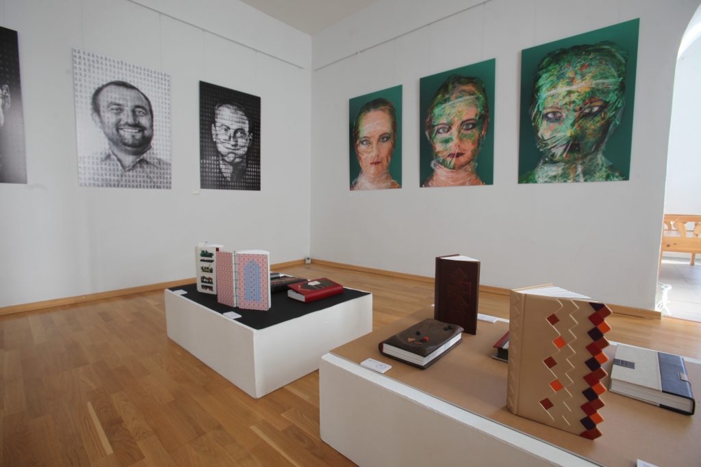 Gulbenes novada Vēstures un mākslas muzeja izstāžu zālē līdz 3.februārim interesentus pārsteigs līdz šim neredzēti mākslinieku darbi.
Autors: Gatis Bogdanovs