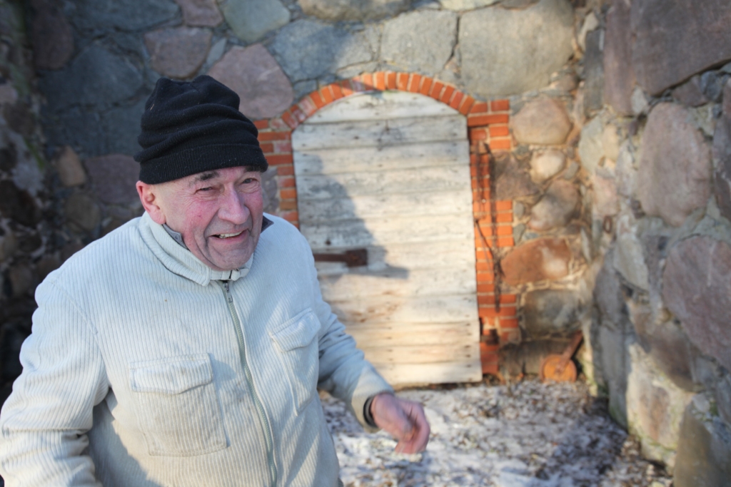 Barikāžu dienās Tālivaldim Lācim no Tirzas pagasta “Dzērbeņiem” bija 53 gadi. Šodien gadu nasta ir krietni lielāka, tomēr Latvijas patriots ir pārliecināts, ja vien rastos tāda nepieciešamība, viņš atkal būtu starp savas valsts aizstāvjiem. “Atceroties barikāžu notikumus, dzīvoju ar cerību, ka nekas tāds vairs neatkārtosies, ka dzīvosim labāk nekā šodien, ka vairāk dzirdēsim skanam latviešu valodu un cilvēki neaizbrauks projām no Latvijas. Es tam ticu!” saka barikāžu aizstāvis. 	
Autors: Gatis Bogdanovs