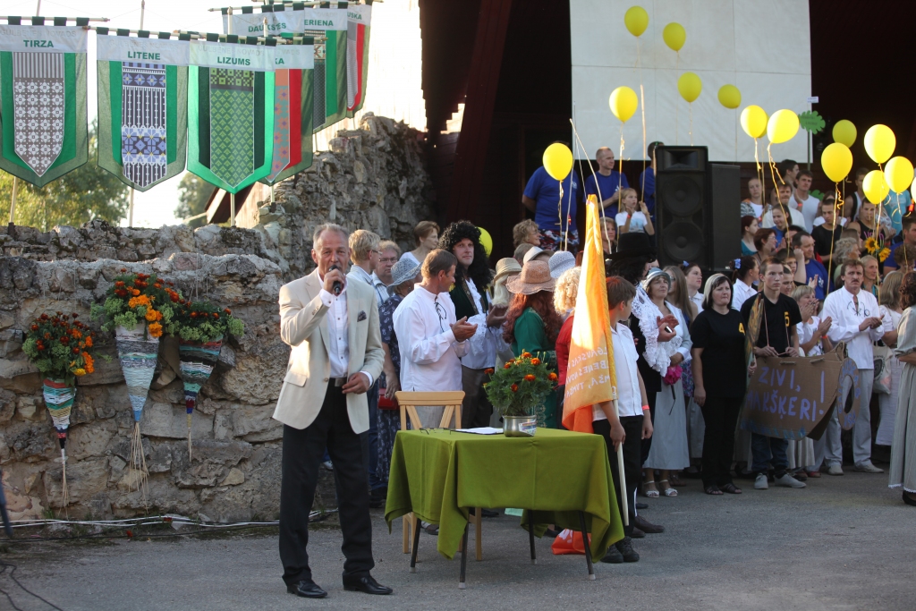 Pērn Novada svētki izskanēja Tirzā, arī tur svētku organizatori bija veidojuši plašu un interesantu progarmmu.
Autors: no “Dzirksteles” arhīva