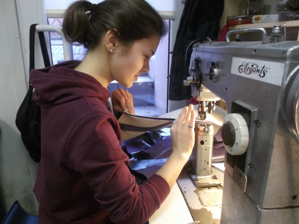 “Ļoti priecājos, ka man tika dota iespēja mācīties un dot savu ieguldījumu tieši apavu nozares attīstībā. Esmu sajūsmā!” saka Baiba Vīcupa. 	
Autors: no personiskā arhīva