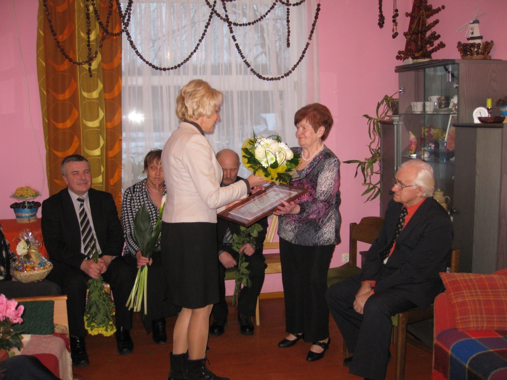 Starp 12 Latvijas Ārstu biedrības goda biedriem, kuru uzvārds sākas ar burtu B, tagad ir arī 1938.gadā dzimusī tirzmaliete Ieva Bērziņa. Viņu sveic Lauku ģimenes ārstu asociācijas vadītāja Līga Kozlovska. 
Autors: Diāna Odumiņa