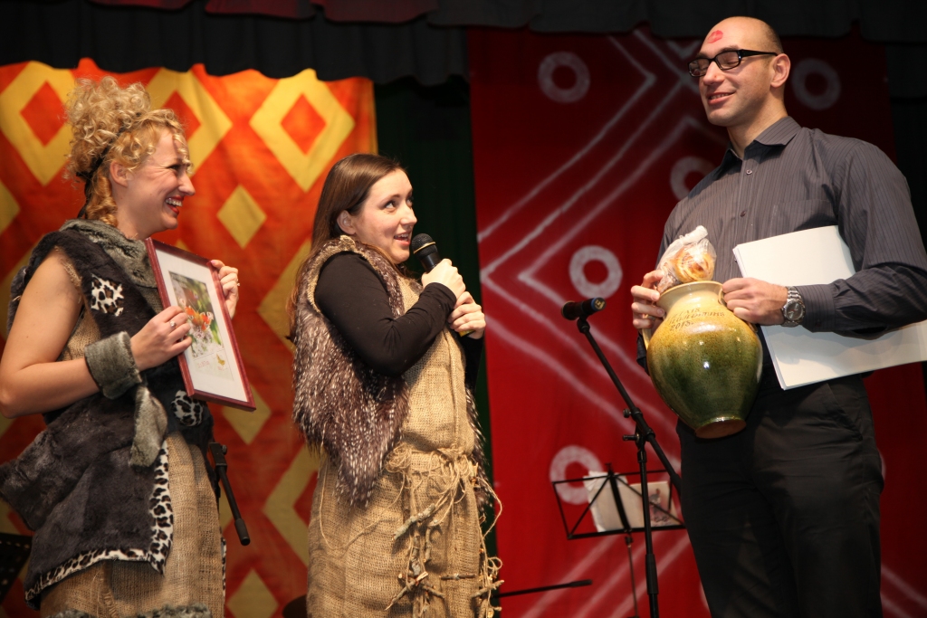 Par ilgstošu un nesavtīgu atbalstu, organizējot  dažādus jauniešu pasākumus, “Lielo ieguldījuma” balvu pasniedza māksliniekam Ģirtam Joguram. Pasākuma dreskots bija	etnostils.
Autors: Gatis Bogdanovs