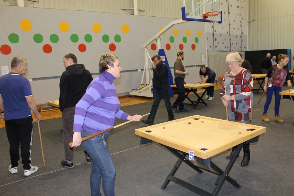 Sestdien uz novusa sacensībām bija pulcējušies piecpadsmit vīrieši un septiņas dāmas. Priekšplānā Dagmāra Rakule (no labās), kura ieguva 1.vietu, un Lāsma Kazjukoviča, kura ieguva 3.vietu.
Autors: Ziedonis Lazdiņš