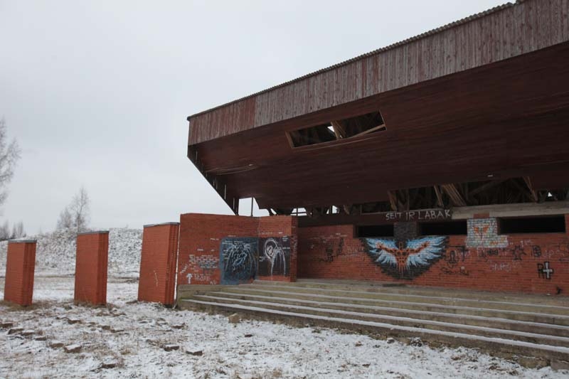 Gulbenē daļēji sagruvušajai brīvdabas estrādei, kas atrodas Litenes ielā 56, šogad 21.maijā paliktu 20 gadu, ja vien līdz tam brīdim objekts nebūs jau nojaukts.
Autors: Gatis Bogdanovs