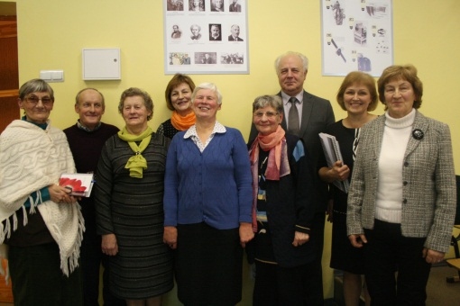 Dienu pirms Lejasciema vidusskolas ēkas būvniecības gadadienas skolā pulcējās skolēni, skolotāji un tās celtnieki, kas tolaik paši bija skolēni, lai kopīgi pāršķirtu vēstures lappuses. 
Autors: www.gulbene.lv