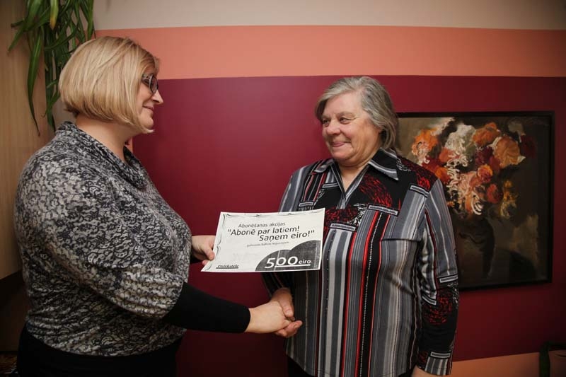 Laikraksta “Dzirksteles “ redakcijā notika balvu izloze, kurā galveno balvu - 500 eiro - ir laimēja gulbeniete Inta Bleive.
Autors: Gatis Bogdanovs