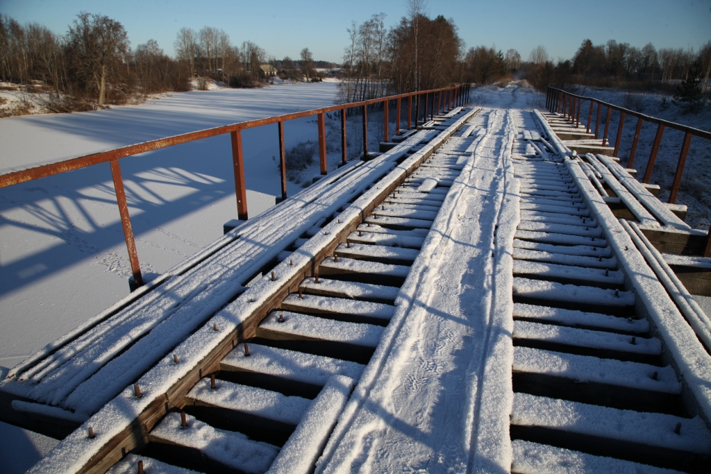 Dzelzceļa tilts pār Tirzas upi Galgauskā pieder akciju sabiedrībai “Latvijas dzelzceļš”, taču šodien tas ir svarīgs tikai vietējiem iedzīvotājiem tikšanai pāri upei. Vilcienu satiksme jau senpāri tiltam nenotiek, bet  dzelzceļa līnija ir demontēta. 
Autors: Gatis Bogdanovs