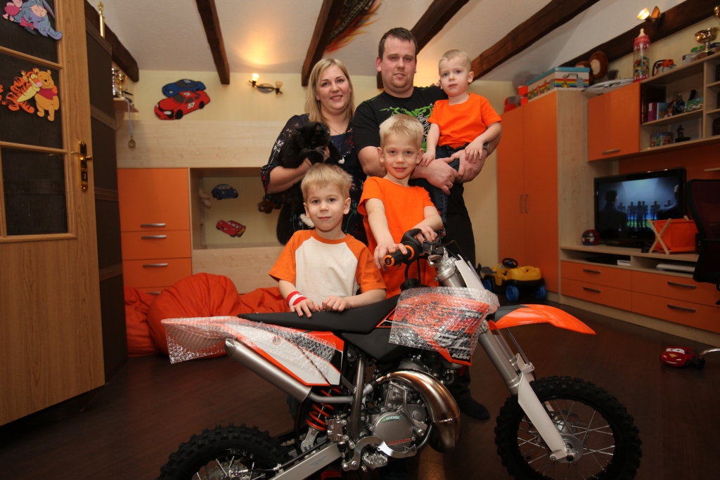 Mazs puika ar lieliem mērķiem – tā var teikt par 8 gadus veco sinolieti Jāni Kubuliņu, kurš aizraujas ar motosportu. Viņa mērķis ir kļūt par čempionu, un jau šobrīd viņš var lepoties ar labiem panākumiem. Vecāki Agnese un Jānis stāsta, ka motokross jau ir kļuvis par visas ģimenes dzīvesveidu un arī jaunākie dēli Jēkabs un Jāzeps gatavi sekot vecākā brāļa pēdās. 
Autors: Gatis Bogdanovs