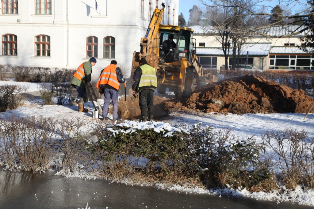 Lielajā aukstumā Skolas ielā plīsa ūdensvads. Avārija operatīvi tika novērsta.  
Autors: Gatis Bogdanovs