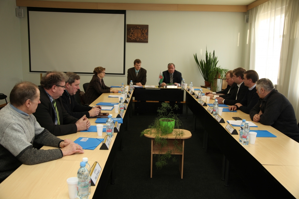 Ilgāk nekā trīs mēnešus auklēts. Tā var sacīt par Gulbenes novada pašvaldības 2014.gada budžetu, kura gatavošana un apspriešana novada administrācijā sākusies jau pagājušā gada oktobrī un notikusi “ļoti demokrātiski,” uzklausot speciālistus, pārvaldniekus, iestāžu vadītājus, uzsver pašvaldības vadītājs Nikolajs Stepanovs. 	
Autors: Gatis Bogdanovs