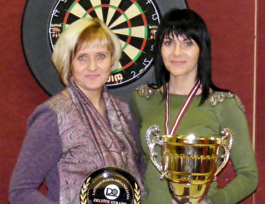 Elīna Putniņa izcīnīja Latvijas čempiones titulu, savukārt viņas mamma Zeltīte Strade saņēma balvu kā 2013.gada sezonas labākā šautriņmetēja dāmu konkurencē. 
Autors: no personiskā arhīva