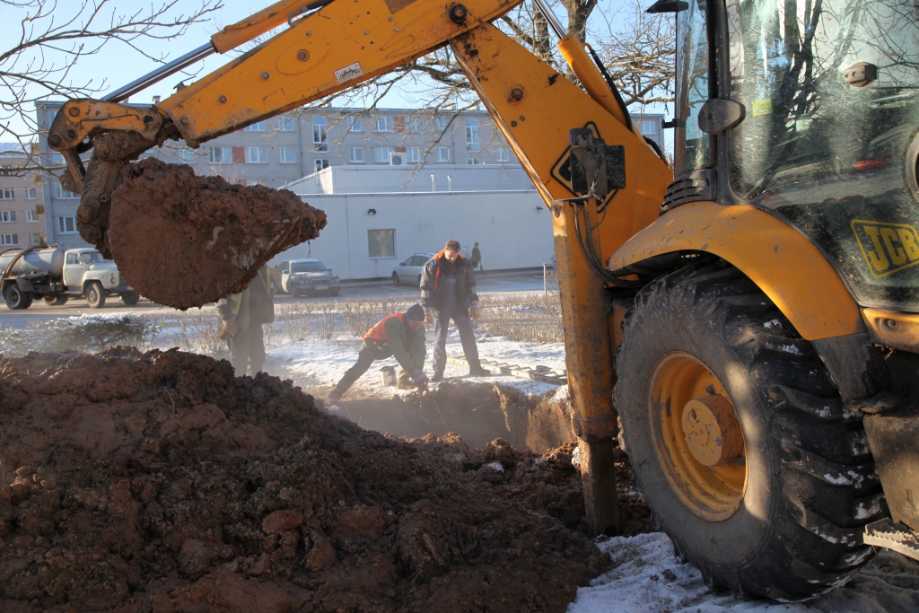 Lielajā aukstumā Skolas ielā vakar plīsa ūdensvads. Avārija operatīvi tika novērsta. 
Autors: Gatis Bogdanovs