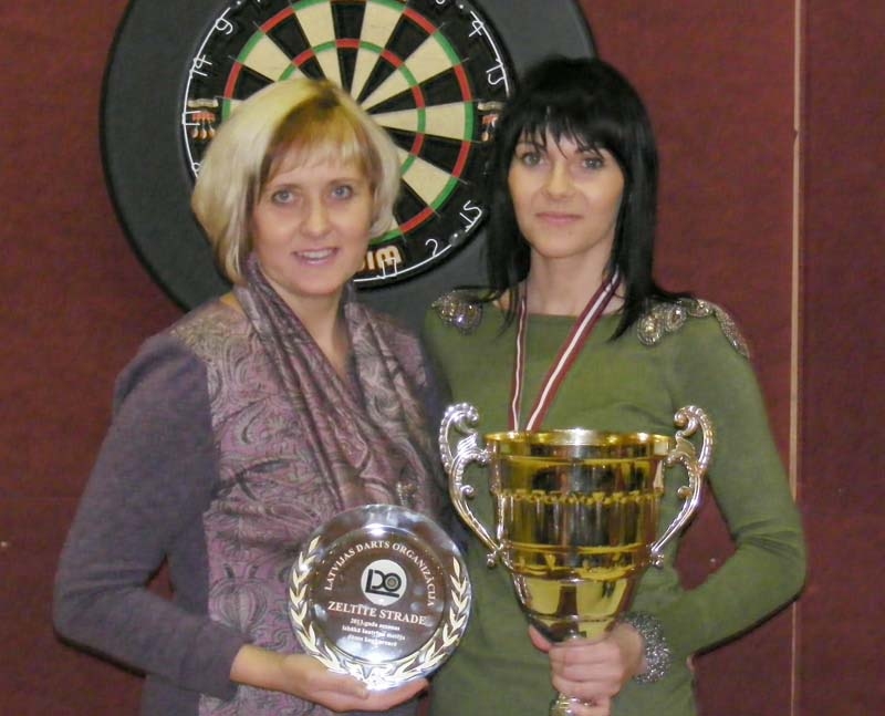 Dāmu konkurencē par divkārtēju Latvijas čempioni kļuva 2012.gada Latvijas čempione Elīna Putniņa no Lizuma. Savukārt Zeltīte Strade saņēma balvu kā 2013.gada sezonas labākā šautriņmetēja dāmu konkurencē.
Autors: no personiskā arhīva
