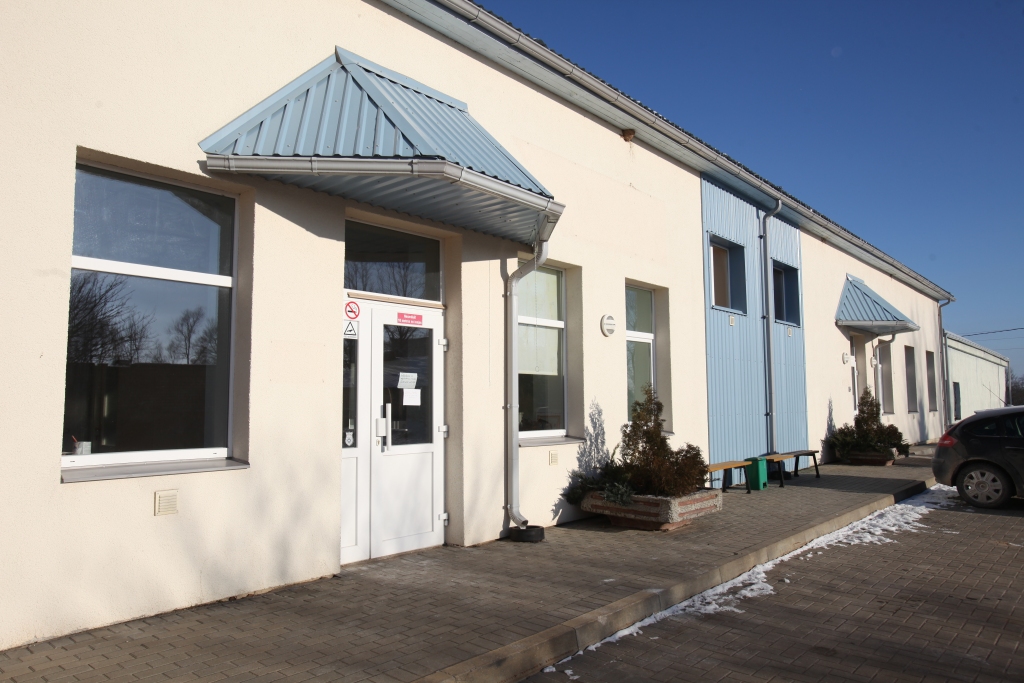 Ja viss veiksies, kā plānots, tad jau februāra otrajā nedēļā Gulbenes slimnīcas infekciju nodaļa no vecās divstāvu koka ēkas Brīvības ielā pārcelsies uz bijušās poliklīnikas telpām. Savukārt poliklīnika jau radusi mājvietu Gulbenes slimnīcas pirmajā stāvā. 
Autors: Gatis Bogdanovs 