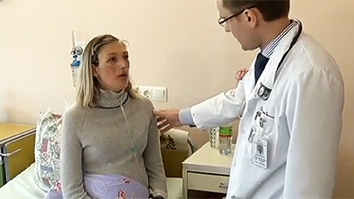 Pirms 3 gadiem Zanei atklāja retu slimību – pulmonālo arteriālo hipertensiju (PAH). Tas ir sindroms, ko raksturo asinsspiediena paaugstināšanās plaušu artērijās.  Jo augstāks spiediens ir artērijās, jo smagāk jāstrādā sirdij, lai piegādātu asinis ķermenim. Tiek būtiski traucēta organisma apgāde ar skābekli, kā rezultātā iestājas skābekļa bads.
Autors: ekrānuzņēmums no LNT video 