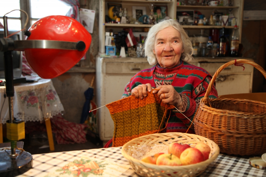 Austra Ābelskalne stāsta, ka vidēji patērē 100 līdz 120 kWh mēnesī. Pa televīziju un radio viņa klausās par elektrības tirgu, tikai pilnīgas skaidrības pagaidām neesot. Seniore nolēmusi vēl pagaidīt, lai zinātu, kā rīkoties tālāk. Viņa gaidīs informatīvos bukletus, lai tos varētu izstudēt, bet, kā pati atzīst, visticamāk, par elektrības piegādātāju izvēlēsies “Latvenergo”. 
Autors: Gatis Bogdanovs