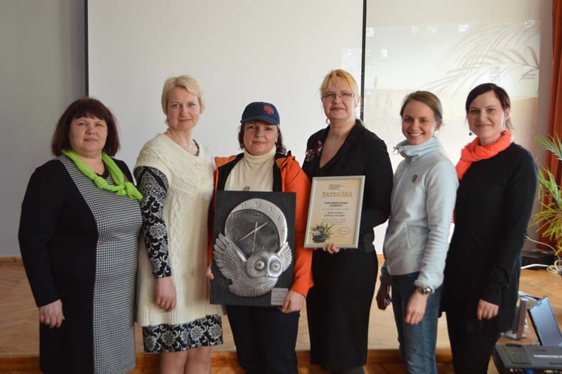  Biedrības „Sateka” 2013.gada mazo projektu konkursa uzvarētāja – neformālā grupa „Tūrinfo” ar iegūto ceļojošo balvu. Kopā ar grupas aktīvistēm arī biedrības valdes locekles Daiga Gargurne (no kreisās) un Inese Zvejniece (otrā no kreisās). 
Autors: no personiskā arhīva 