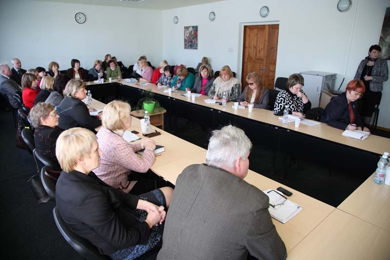 Novada izglītības iestāžu direktori tika iepazīstināti ar izglītības attīstības pamatnostādnēm, kas nosaka perspektīvas septiņiem gadiem.
Autors: Gatis Bogdanovs