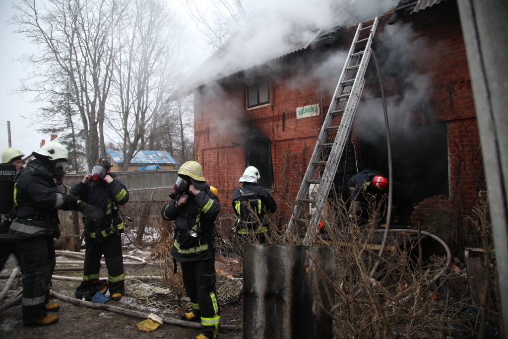 Vakar no rīta dega sarkano ķieģeļu veco laiku māja Stāmerienā. Vienā no dzīvokļiem dzīvoja bojā gājusī sieviete, savukārt vīrietis, kurš arī mitinājies šajā namā, izglābies.  	
Autors: Gatis Bogdanovs