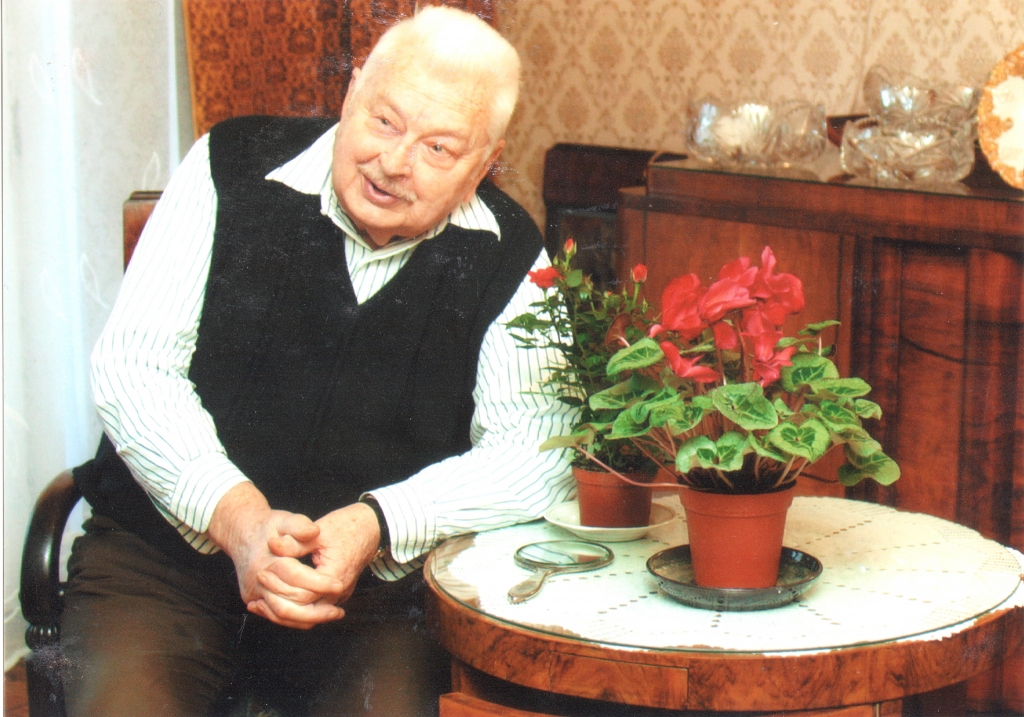 Kārlis Sebris uz Nacionālā teātra skatuves un kino atveidojis daudzas atmiņā paliekošas lomas, bet dzīvē viņam piemitusi sirsnīga, vienkārša un dzimto pusi mīloša cilvēka loma.  
Autors: no Lejasciema kultūrvēsturiskā mantojuma centra arhīva