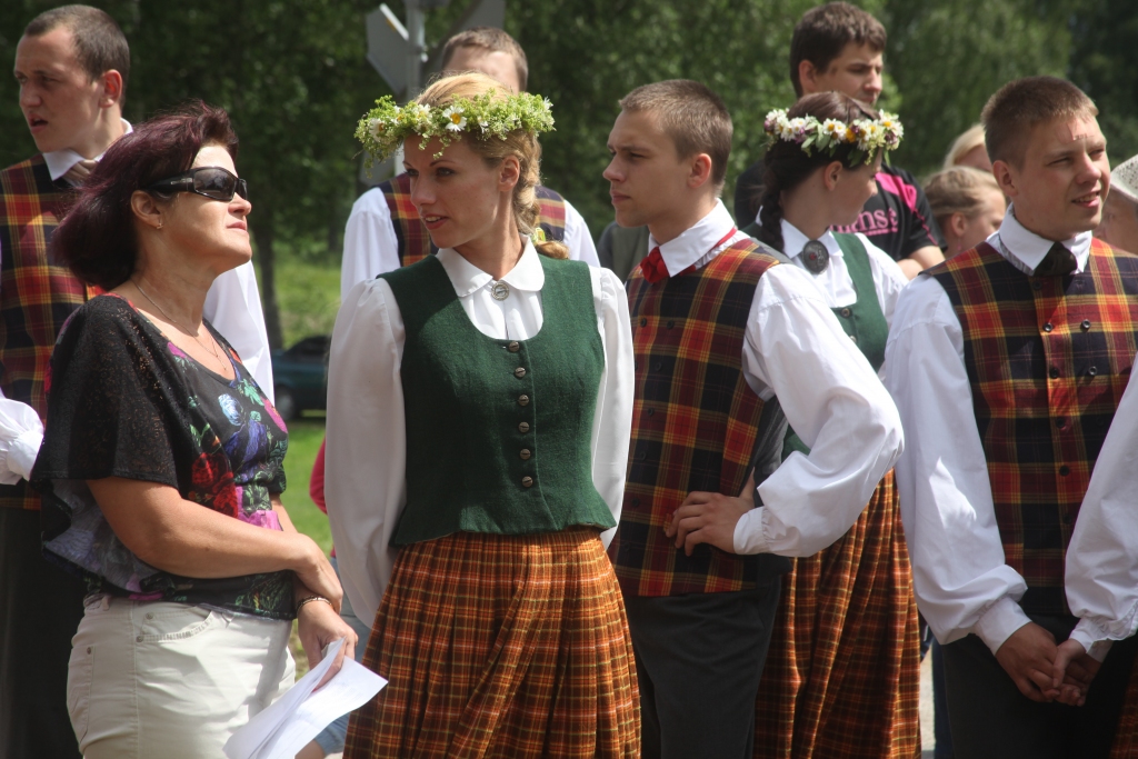 Z.Mangusa vairāku gadu garumā ir bijusi novada deju kopu virsvadītāja, tāpēc dejas tradīcijas gadu no gada turētas augstu godā un skatēs kolektīvi vienmēr uzrādījuši un turpina uzrādīt labus rezultātus. 
Autors: No arhīva