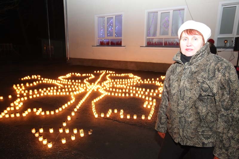 Mākslas skolā Līga Saveļjeva jau 25 gadus māca vairākus mācību priekšmetus – zīmēšanu, kompozīciju, darbu materiālā, turklāt viņa ir vienīgā skolotāja novadā, kura ir arī vitrāžas amata meistare un māca audzēkņiem stikla māksliniecisko apstrādi. 
Autors: no arhīva