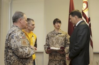 Aizsardzības ministrs Raimonds Vējonis (ZZS) uz Soču Ziemas olimpiskajām spēlēm pavadīja divus aizsardzības nozari pārstāvošus olimpiešus - biatlonistu Andreju Rastorgujevu un slēpotāju Jāni Paipalu.
Autors: www.sargs.lv