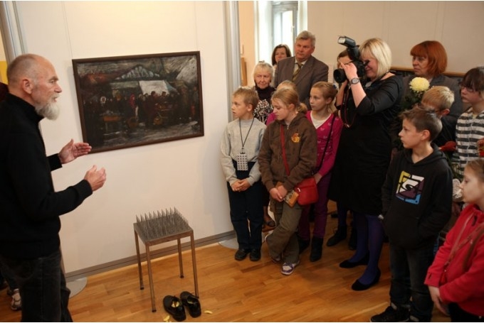 Ilmāra Blumberga izstāde par Voldemāru Irbi „Lietiņš līst! Sapērk bildītes” Gulbenes novada Vēstures un mākslas muzejā. 
Autors: Gatis Bogdanovs (no arhīva)