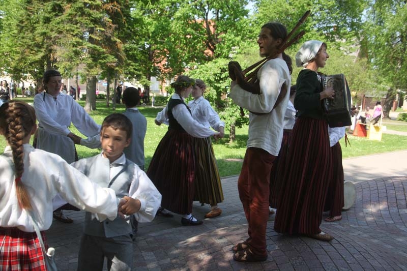 Folkloras kopa „Pērlis” kopīgi dzied, muzicē, cenšas iepazīt mūsu tautas gara mantojumu un atdzīvināt senās tradīcijas, mācās mūzikas instrumentu spēli, arī tradicionālos amatus.
Autors: no arhīva
