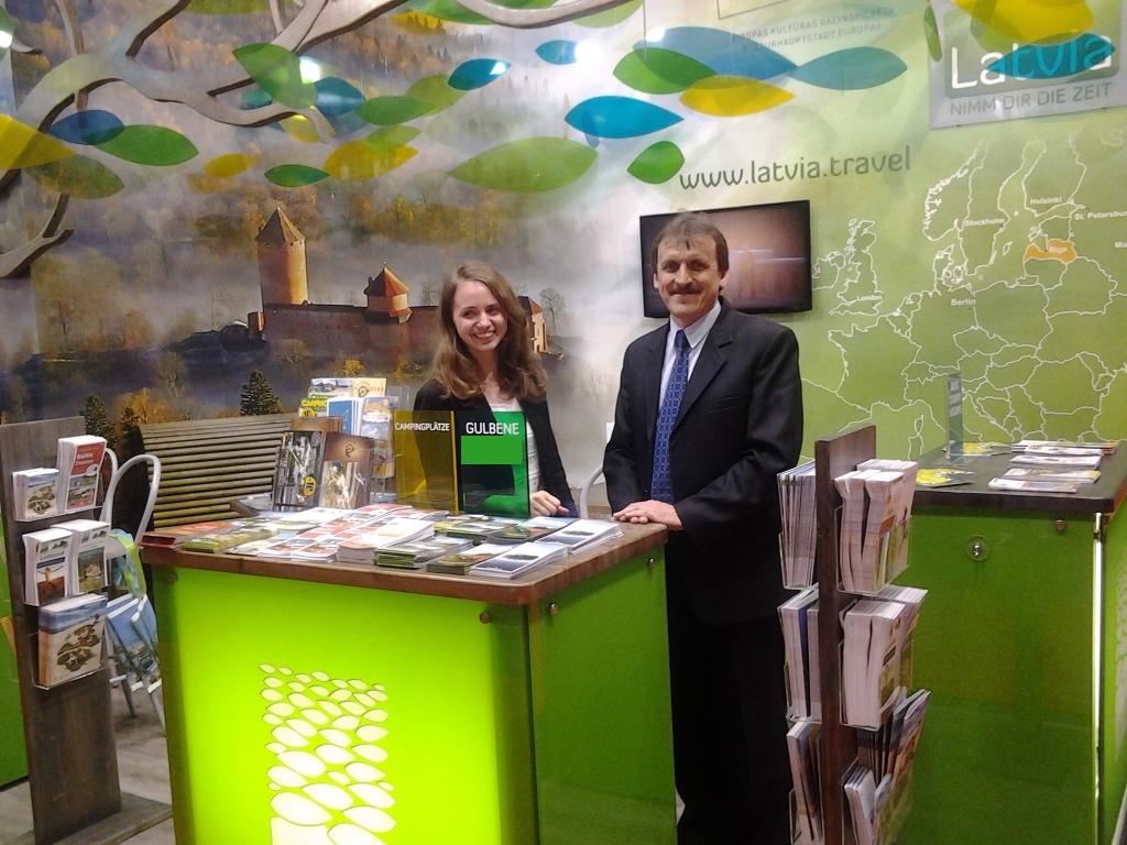 Mūsu novadu pārstāvēt izstādē Vācijā devusies pašvaldības aģentūras „Gulbenes tūrisma un kultūrvēsturiskā mantojuma centrs” tūrisma speciāliste Laura Lulle un Stāmerienas pagasta pārvaldes vadītājs Ainārs Brezinskis. 
Autors: no personiskā arhīva