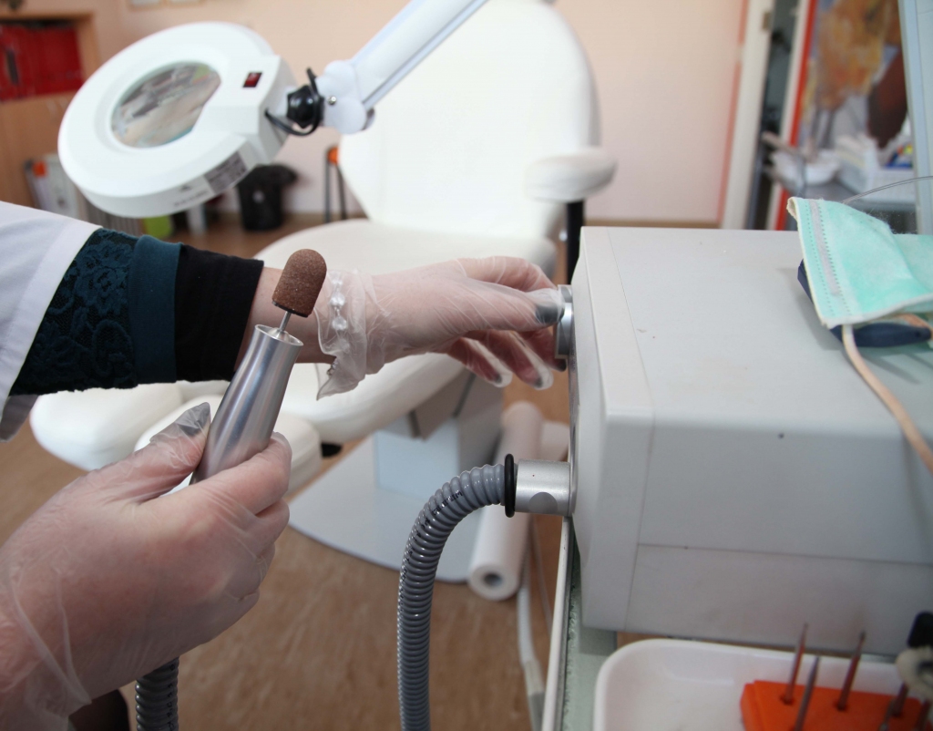 Gulbenē SIA “Marmed” sertificētajam speciālistam nav iespēju sniegt pacientiem valsts apmaksātu ārstniecisko pēdu aprūpi. SIA “Balvu un Gulbenes slimnīcu apvienība” to varētu, bet tur nav šāda speciālista. Cietēji ir pacienti. 	
Autors: Gatis Bogdanovs