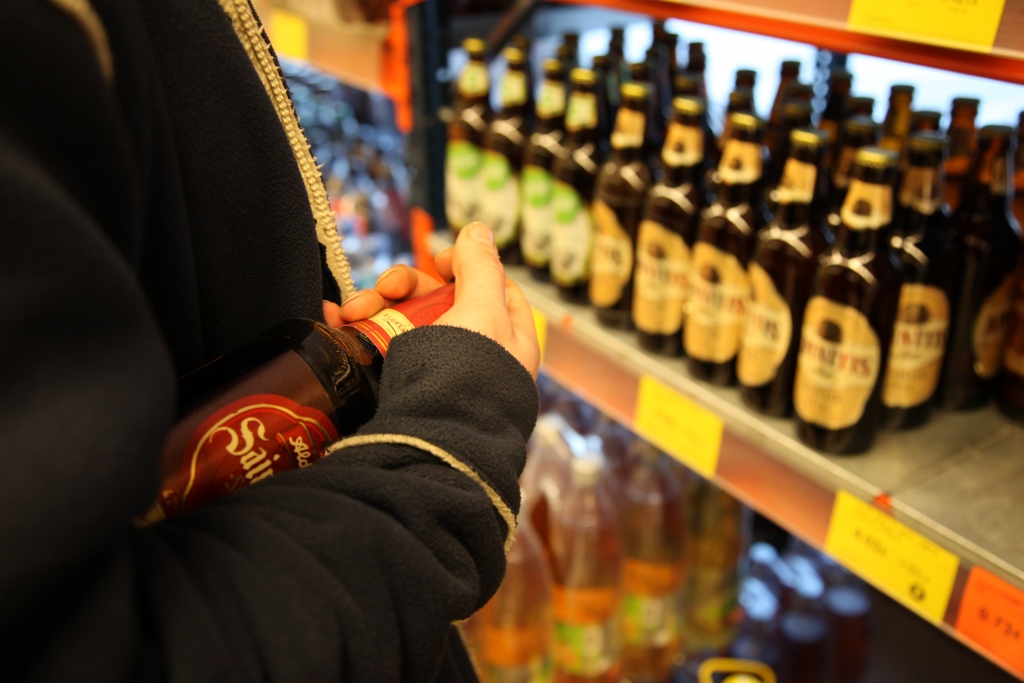 Garnadžiem, kas tirdzniecības uzņēmumos mēģina kaut ko nozagt, tikai šķiet, ka viņus neviens neredz. Gandrīz katrā veikalā ir videonovērošanas kameras. Īpaši tiek uzmanīts alkohola sektors, jo nozagtā alkohola pudeļu daudzums salīdzinoši ir vislielākais. 
Autors: Gatis Bohgdanovs