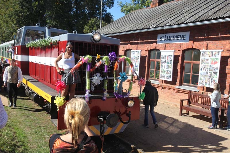 Septembris, iespējams, uzskatāms par Gulbenes stacijas aktīvāko laiku apmeklētības ziņā, jo šajā laikā parasti notiek mūsu unikālā, mazā bānīša svētki. Pagājušajā gadā bānītim tika svinēta 110 gadu jubileja.
Autors: no arhīva