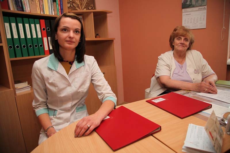 SIA „Balvu un Gulbenes slimnīcu apvienība” infekciju nodaļas vadītāja Ērika Balode (no labās), kura nodaļā nostrādājusi 45 gadus, savu kolēģi - ārsti infektoloģi Ilzi Ābrāmu, kurai pēc studijām Rīgas Stradiņa universitātē un rezidentūras kopš pērnā gada oktobra šī ir pirmā darbavieta, sauc par jauno maiņu un stafetes pārņēmēju. Abas ārstes ar jaunajām nodaļas telpām ir apmierinātas īpaši tāpēc, ka arī nodaļas pacientiem tagad ir gaišākas un siltākas palātas, kā arī nodaļā tagad iespējams ievietot vairāk pacientu. 
Autors: Gatis Bogdanovs