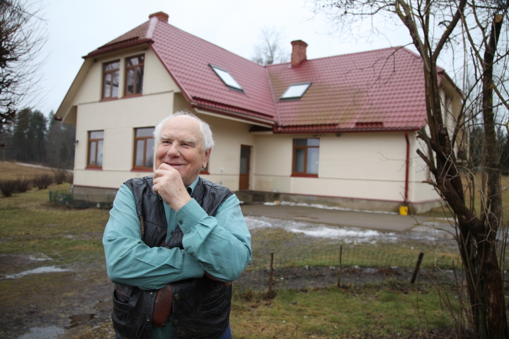 Mūža nogalē savās vecvecāku mājās Lejasciema pagasta „Veclaukos” atgriezies Ansis Nātre. Savulaik viņa vectēvs bijis barona Volfa mežsargs. Barons mežsargam arī ierādījis mājvietu meža vidū. No tām A.Nātre kopā ar saviem vecākiem devies bēgļu gaitās, kad sākusies izvešana. 32 gadus 
A.Nātre dzīvojis un strādājis Smiltenē, vēlāk arī Grundzāles pagastā, bet savu dzimto māju atguvis un atjaunojis tikai 2008.gadā. Ir izveidota ne tikai plaša bioloģiskā zemnieku saimniecība. Gādājot par vairāk nekā 50 bišu saimēm, A.Nātre ļaujas arī novatorismam. Viņš domā, kā atvieglot biškopja darba soli, kā uzlabot biteniekiem jau zināmos amata rīkus, to “Veclauku” saimnieks spēj, jo savulaik beidzis Biškopības institūtu Rjazaņā. 
Autors: Gatis Bogdanovs