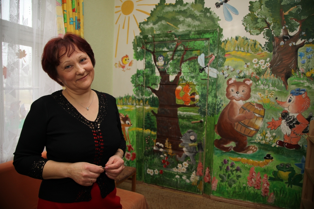 „Zīmējumu man ir daudz. Droši vien to pietiktu, lai iekārtotu izstādi, bet lielāko daļu darbu esmu uzdāvinājusi saviem draugiem un paziņām. Es jūtos labi, ja spēju ar saviem darbiem radīt cilvēkos prieku,” saka lizumniete Daiga Deksne. 	
Autors: Gatis Bogdanovs