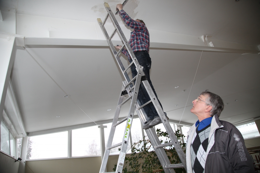 Ziedonis Lazdiņš šoreiz gan skaidroja iesmeslus, kāpēc sūcas ūdens no griestiem, gan operatīvi novērsa to, jo telpas vajadzīgas nodarbībām un sacensībām. 
Autors: Gatis Bogdanovs