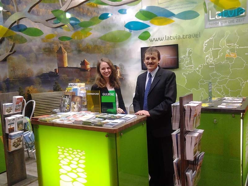 Mūsu novadu izstādē Vācijā pārstāvēja pašvaldības aģentūras „Gulbenes tūrisma un kultūrvēsturiskā mantojuma centrs” tūrisma speciāliste Laura Lulle un Stāmerienas pagasta pārvaldes vadītājs Ainārs Brezinskis. 
Autors: no personiskā arhīva