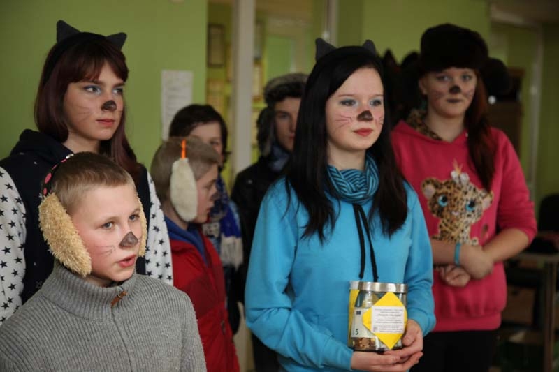 Kā ķekatnieki dzīvnieku tēlos! Druvienas pamatskolas skolēni šādi pievērš uzmanību savai labdarības akcijai, kuras mērķis ir atgādināt cilvēkiem par atbildību pret tiem, ko esam pieradinājuši, pret saviem suņiem un kaķiem. 
Autors: Gatis Bogdanovs