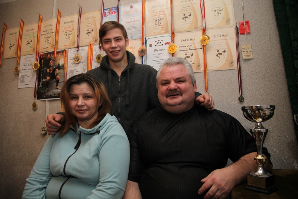 Viens par otru Andrejs un Svetlana saka - Dievs viņus savedis kopā, ļāvis izveidot ģimeni un pieslīpēt raksturus. Mammas vīru ciena arī Svetlanas jaunākais dēls Igors. Miers mājās, sapratne, cieņa - tieši to vēlas Andrejs.
Autors: Gatis Bogdanovs