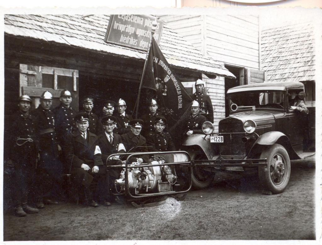 Lejasciema pilsētas BUB ugunsdzēsēju komanda pie Vācijā ražotās pārvietojamās motoršļirces “Retterin”. Motoršļirce aprīkota ar tērauda cauruļu rāmī iebūvētu divcilindru divtaktu motoru, kas savienots ar augstspiediena pumpi - maksimālā jauda a600 litri/minūtē. Trīsdesmito gadu beigas. 
Autors: Eduards Vasiļjevs