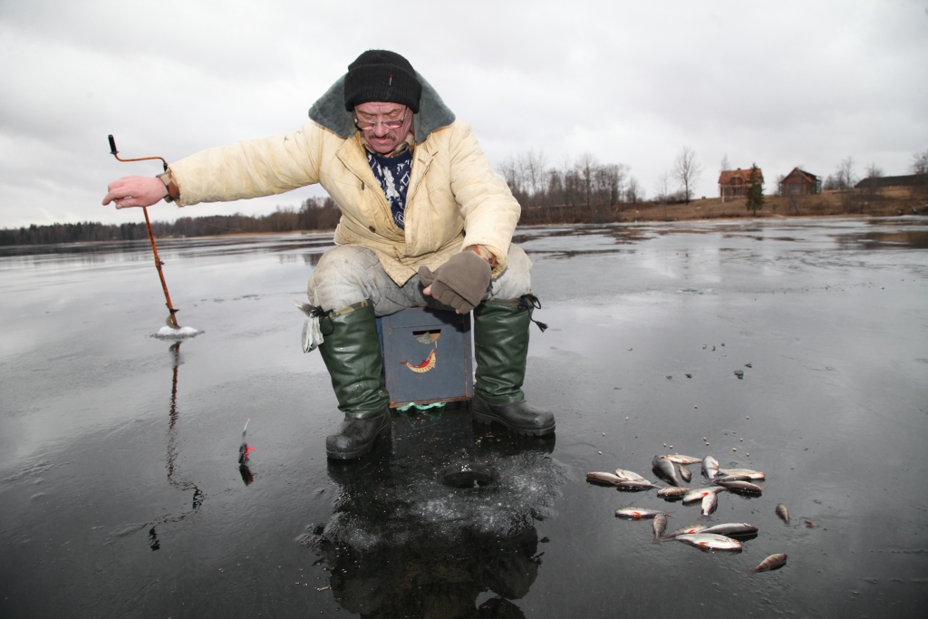 Gulbenietis Tadeušs Šupeņko brīvajā laikā labprāt dodas makšķerēt. Galvenais pat neesot, cik daudz zivju noķeršot, bet gan pati būšana pie dabas. Lai arī no malas izskatās, ka viss Stāmerienas ezers ir ūdenī, makšķernieks apgalvo, ka zem ūdens ledus kārta ir cieta un bieza.
Autors: Gatis Bogdanovs