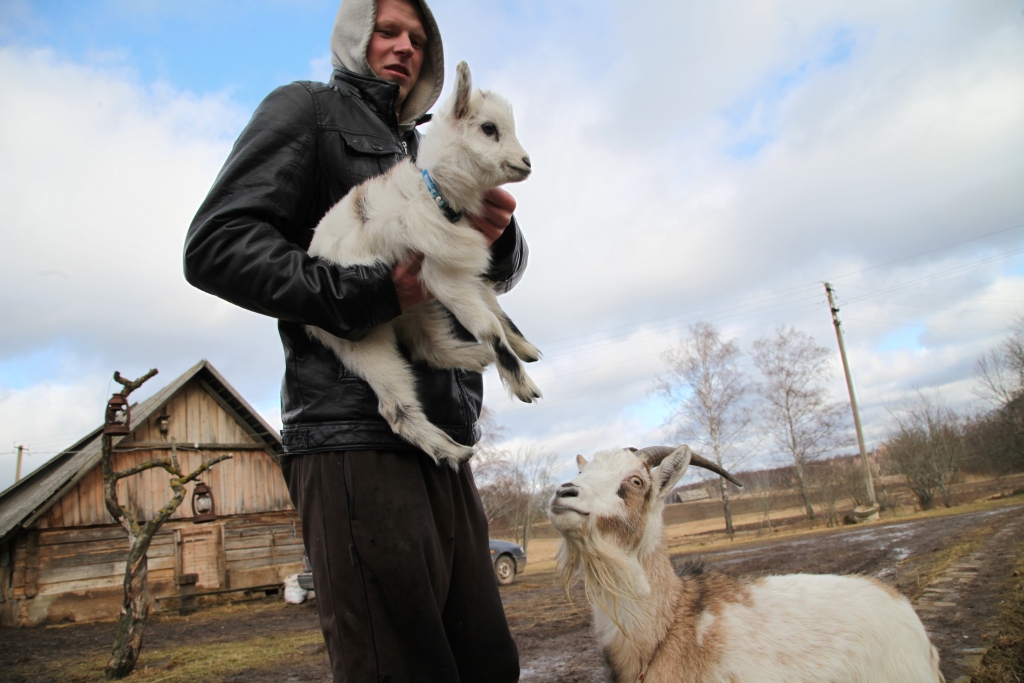 Bioloģiskajā zemnieku saimniecībā “Avotiņi” Tirzas pagastā, kur rosās Ligita un Raimonds Zvirbuļi, agrotehniķa pienākumus uzņēmies viņu dēls Mārtiņš, kuram nav svešs neviens lauku darbs. Vienlīdz labi viņš jūtas uz lauka, vienlīdz labi saprotas ar kazlēnu Monu Lizu.
Autors: Gatis Bogdanovs
